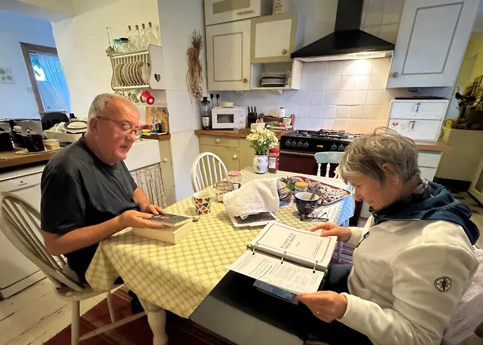 לינה וארוחת בוקר Cosy Cottage For Share , Private Double Room, Wifi, Parking, Garden