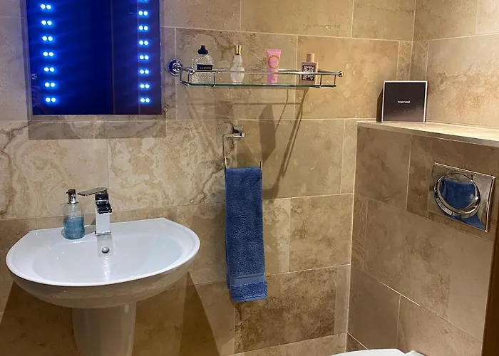 Roomy 1 Level Free Parking إدنبرة