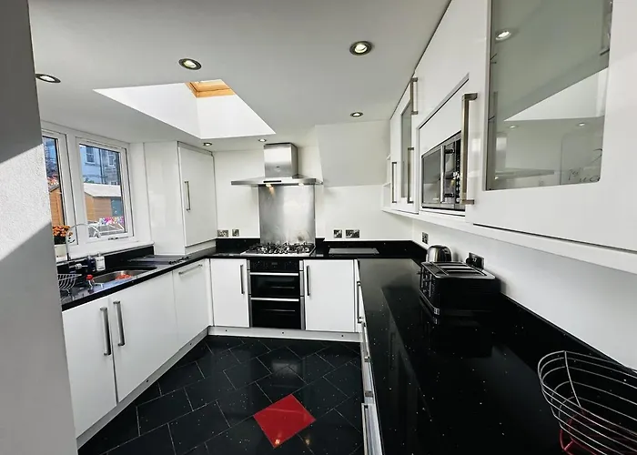 Roomy 1 Level Free Parking *