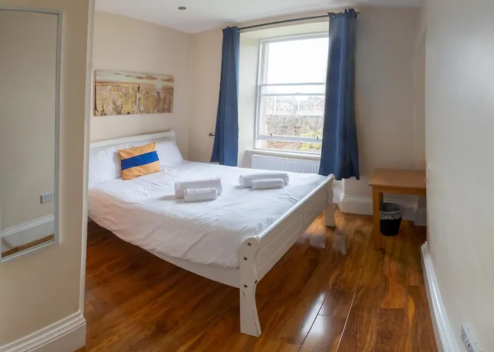 Apartment 3 Bedroom With Castle Views Edinburgh