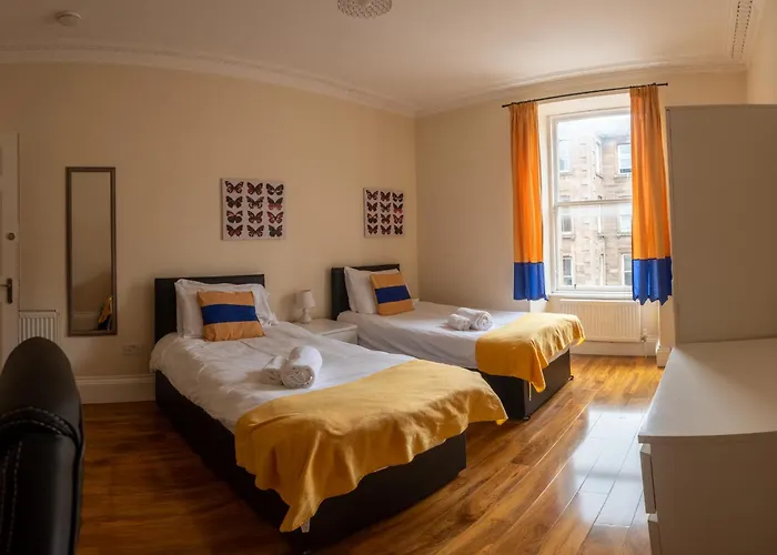 3 Bedroom With Castle Views דירה אדינבורו