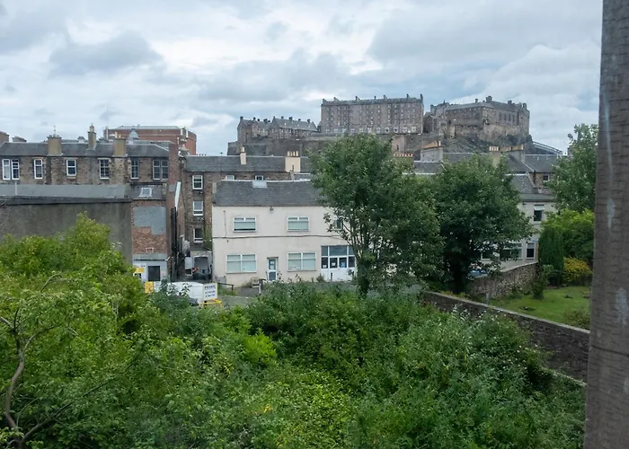 3 Bedroom With Castle Views דירה