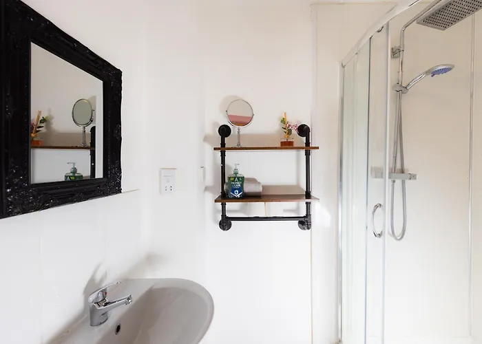 Central Edinburgh Apartment By The Castle *