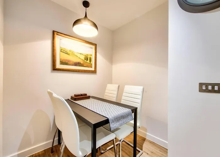 Lovely 1-bedroom Unit Near Castle Апартаменты *