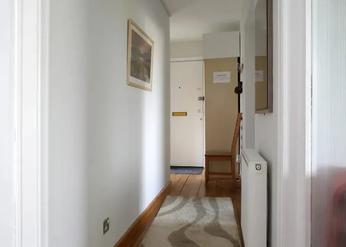 Апартаменты Family-friendly Flat Walkable From Princess Street *