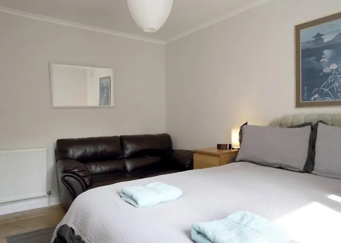 Апартаменты Family-friendly Flat Walkable From Princess Street