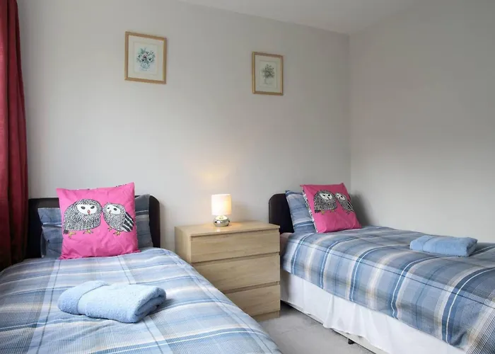 Family-friendly Flat Walkable From Princess Street *