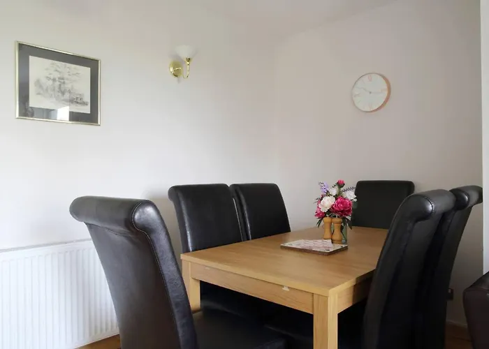 Family-friendly Flat Walkable From Princess Street *