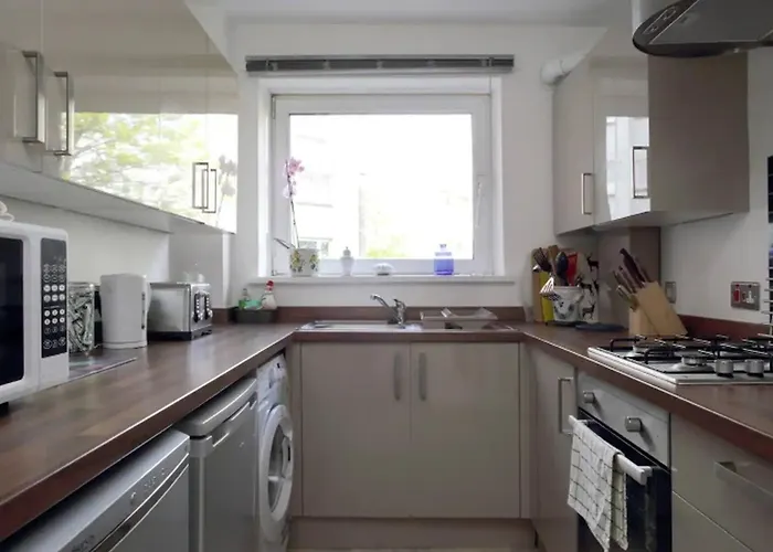 Family-friendly Flat Walkable From Princess Street אדינבורו