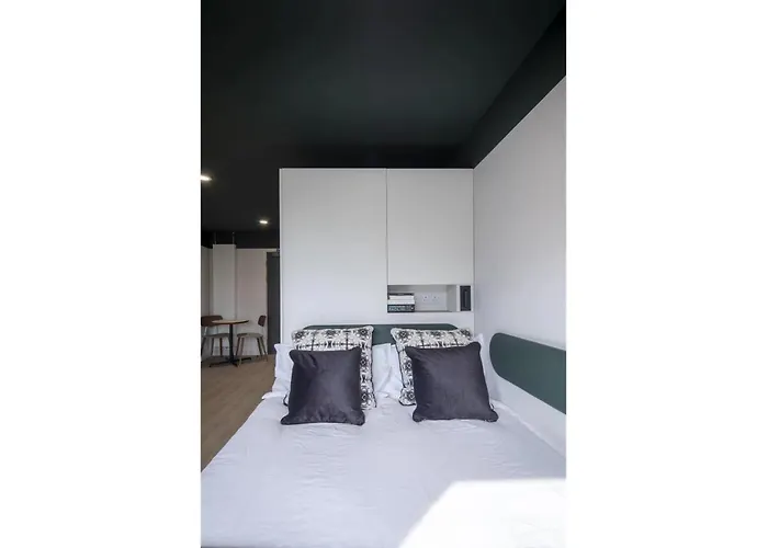Modern With Kitchen & Ensuite In Apartment