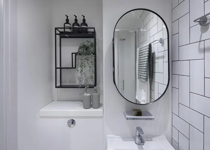Modern With Kitchen & Ensuite In Apartment