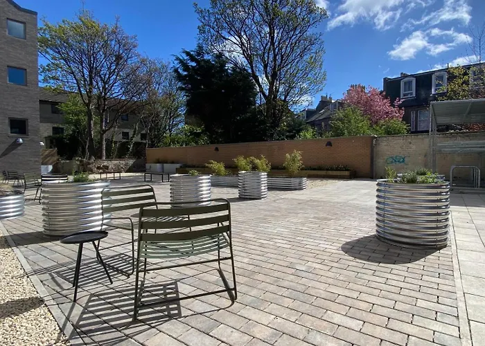 Modern With Kitchen & Ensuite In Edinburgh