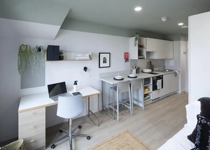 Modern With Kitchen & Ensuite In Edinburgh