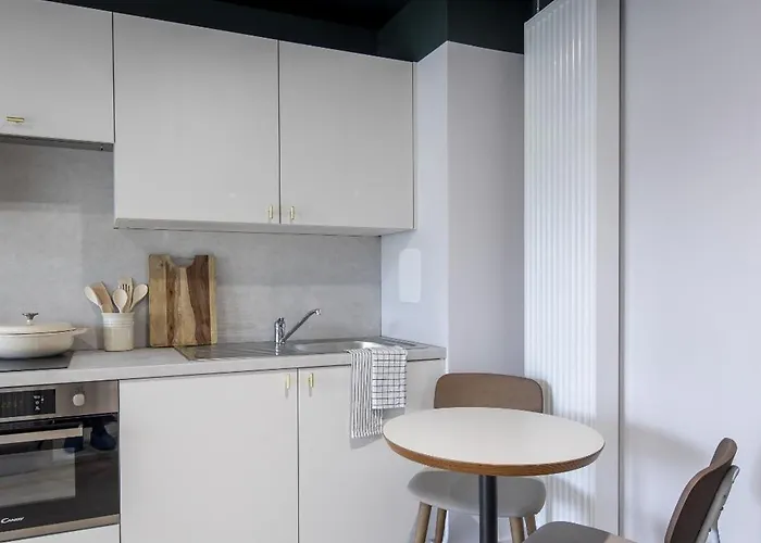 Modern With Kitchen & Ensuite In Apartment *