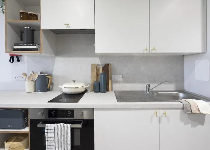 Modern With Kitchen & Ensuite In Apartment *