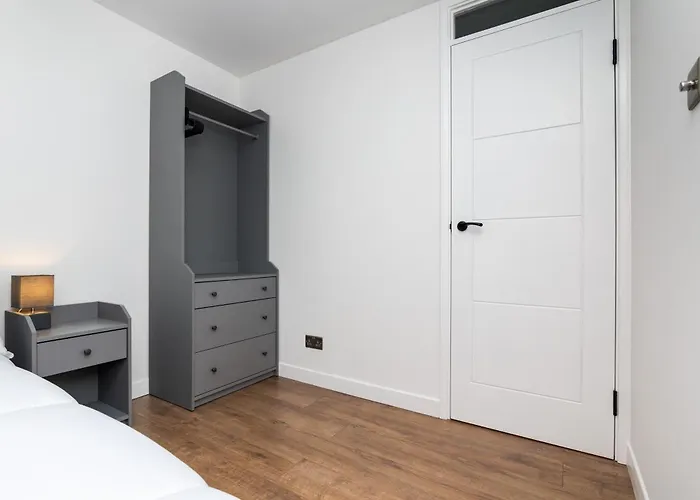 2bedroom Apartment-free Parking *