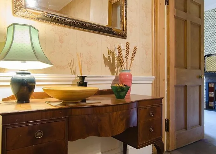 Spacious Flat Near Centre *