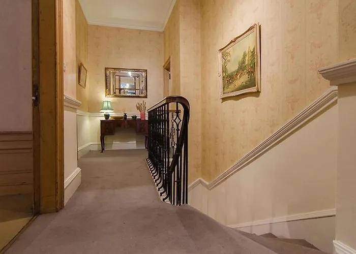 Spacious Flat Near Centre דירה אדינבורו