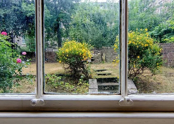 Spacious Flat Near Centre דירה אדינבורו