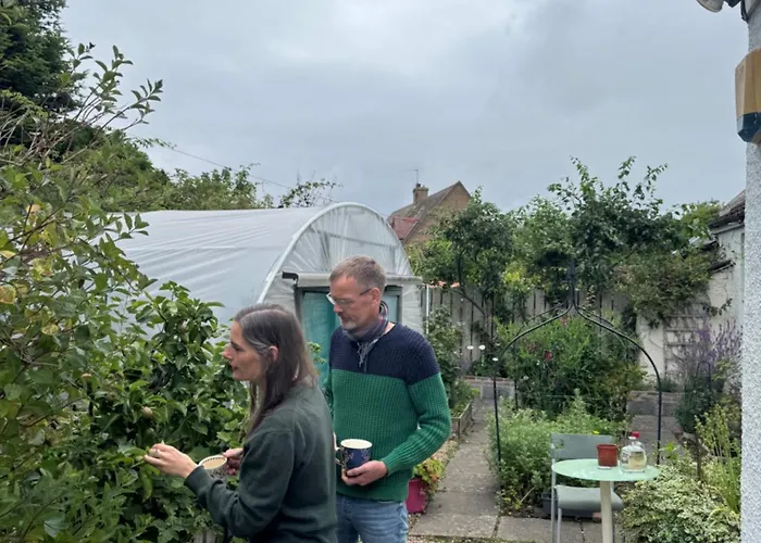 Cosy Cottage For Share , Private Double Room, Wifi, Parking, Garden לינה וארוחת בוקר *