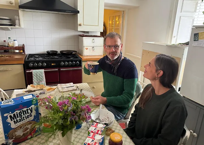 Cosy Cottage For Share , Private Double Room, Wifi, Parking, Garden *