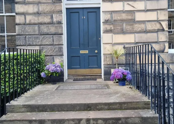 3 Double-bed Georgian In Prime Location شقة