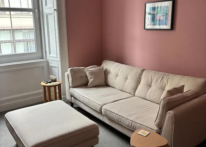 Modern One Bed Flat, Historic Old Town