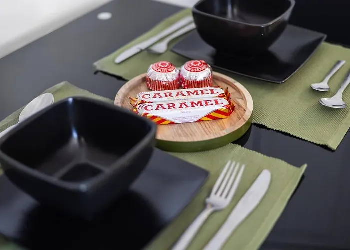 דירה Sleek Canalside In *