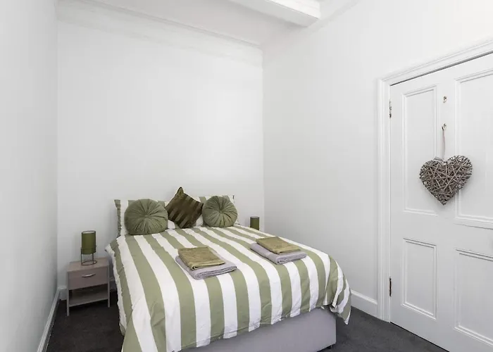 דירה Sleek Canalside In אדינבורו