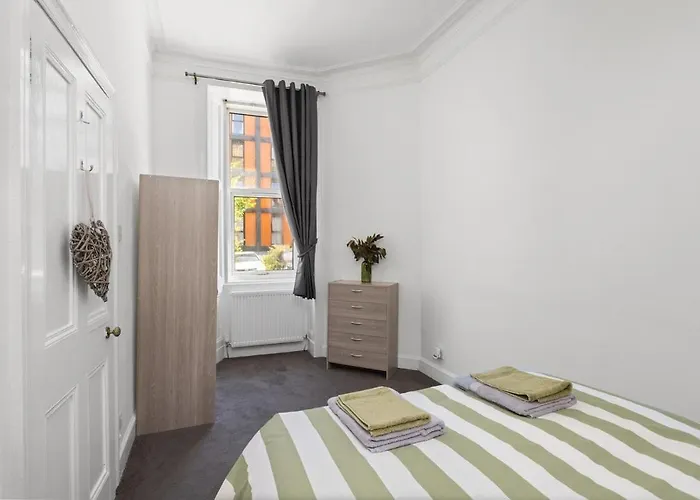 Sleek Canalside In אדינבורו