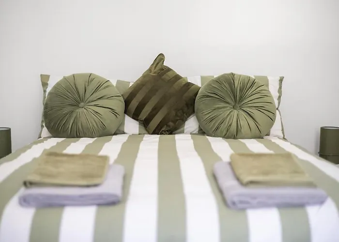 דירה Sleek Canalside In