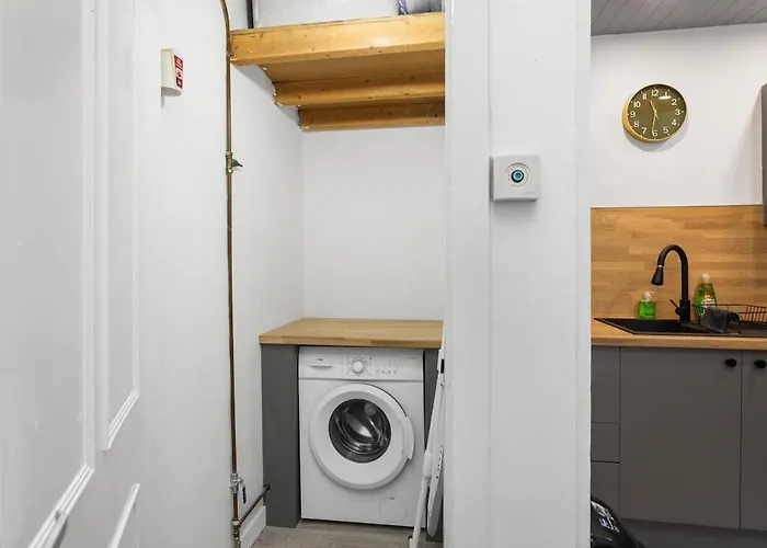 Sleek Canalside In דירה