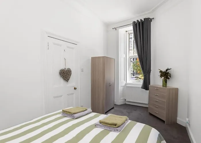 דירה Sleek Canalside In