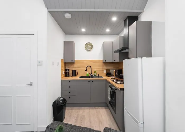 Sleek Canalside In דירה