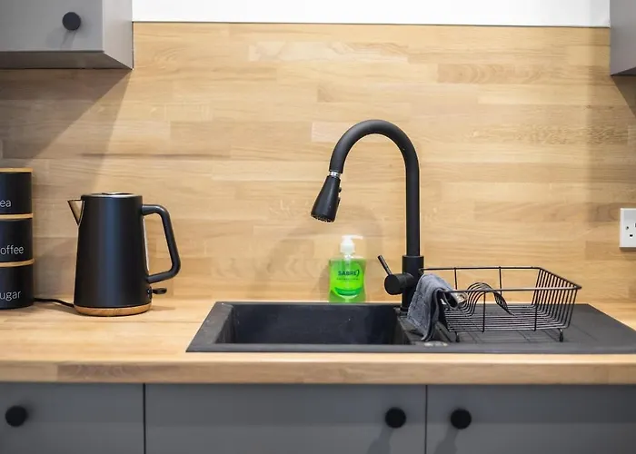 Sleek Canalside In דירה