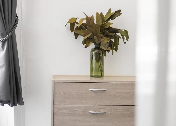 דירה Sleek Canalside In