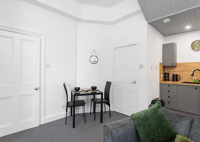 Sleek Canalside In דירה