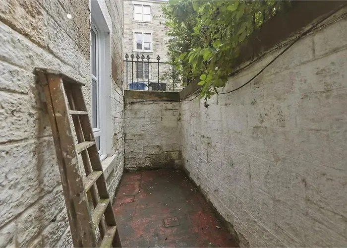 Haymarket Flat Sleeps 4 דירה *