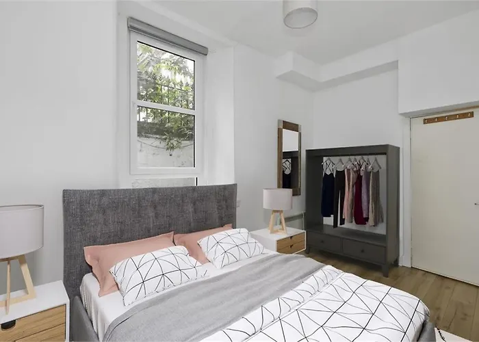 Haymarket Flat Sleeps 4 * אדינבורו