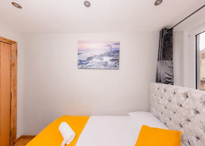 Luxurious Stockbridge On The Canal