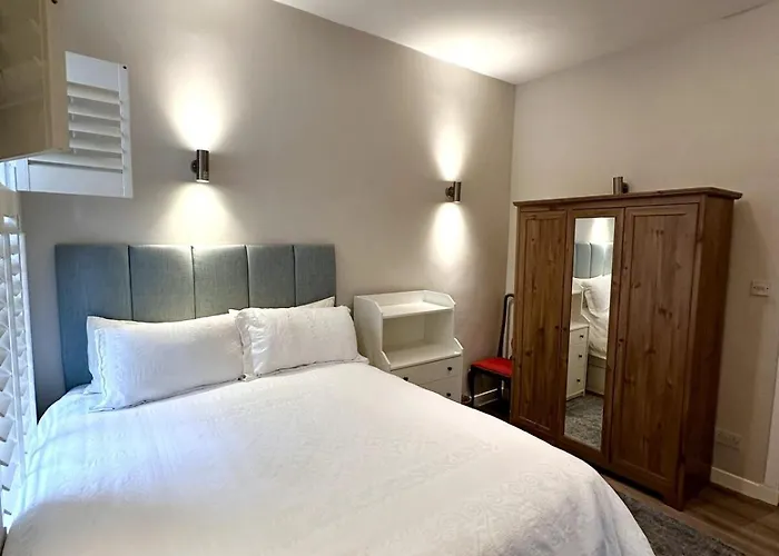 Stylish 2br - Walk To Attraction דירה *