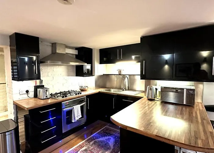 Stylish 2br - Walk To Attraction *