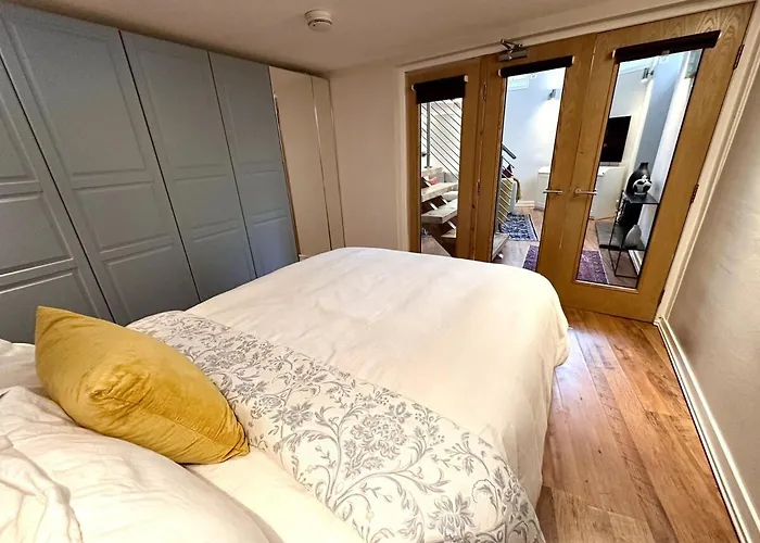 דירה Stylish 2br - Walk To Attraction *