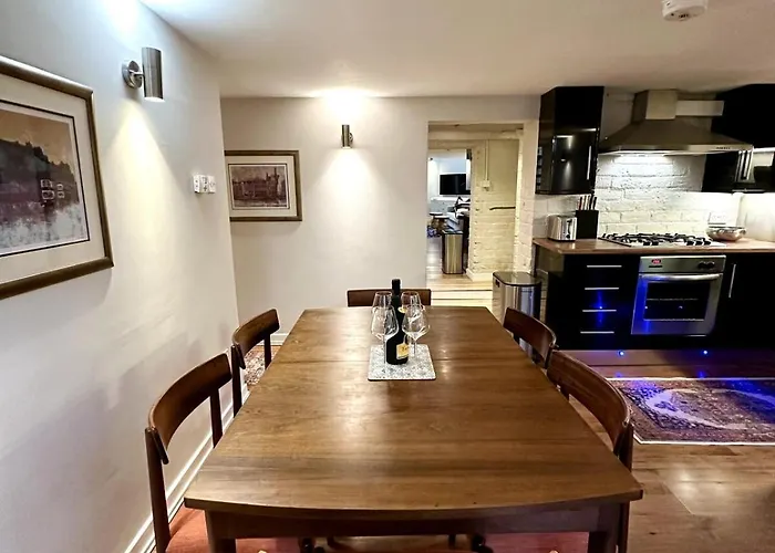 Stylish 2br - Walk To Attraction