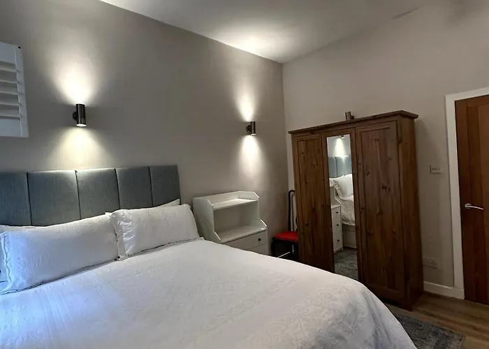 דירה Stylish 2br - Walk To Attraction