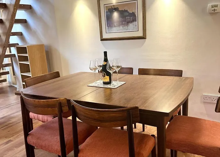 Stylish 2br - Walk To Attraction *