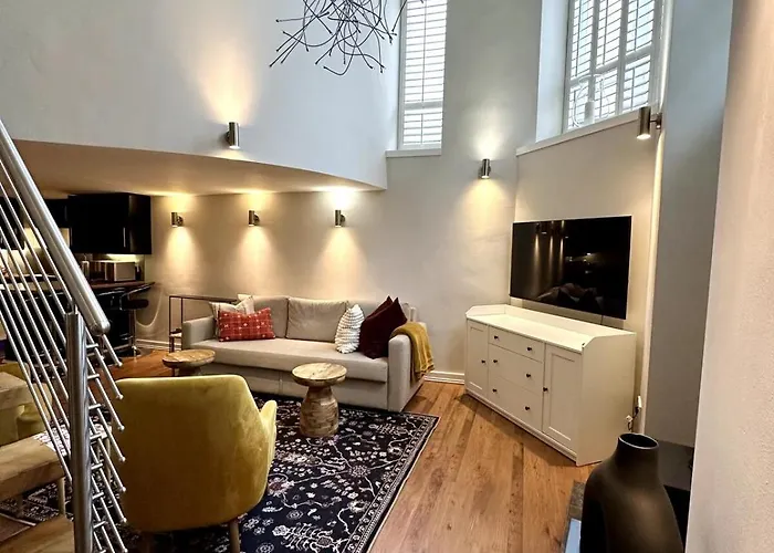 Stylish 2br - Walk To Attraction *