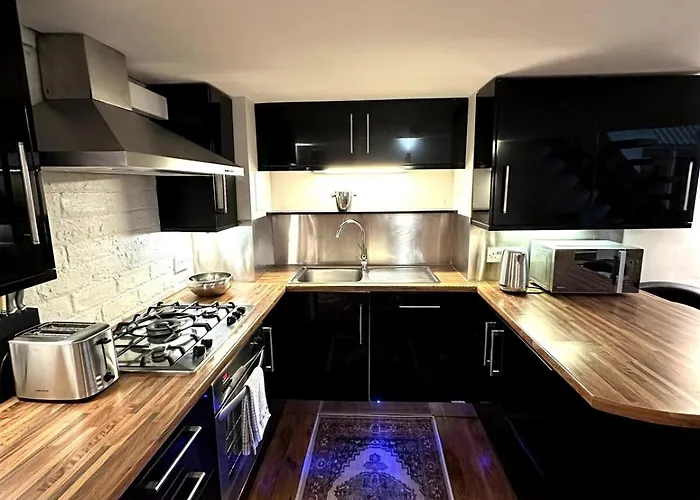 Stylish 2br - Walk To Attraction דירה