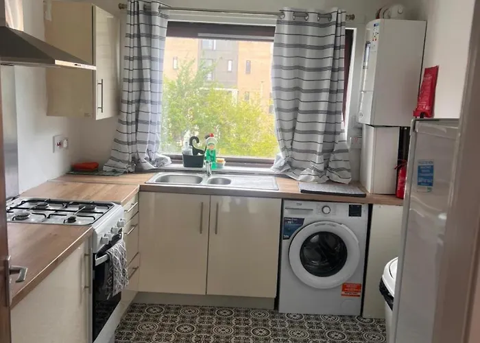 Appartement Chic 2 Bed With Free Parking- Recently Redecorated, 10 Minutes To Centre *