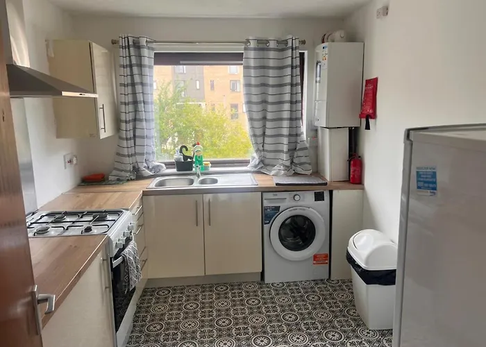 Chic 2 Bed With Free Parking- Recently Redecorated, 10 Minutes To Centre *